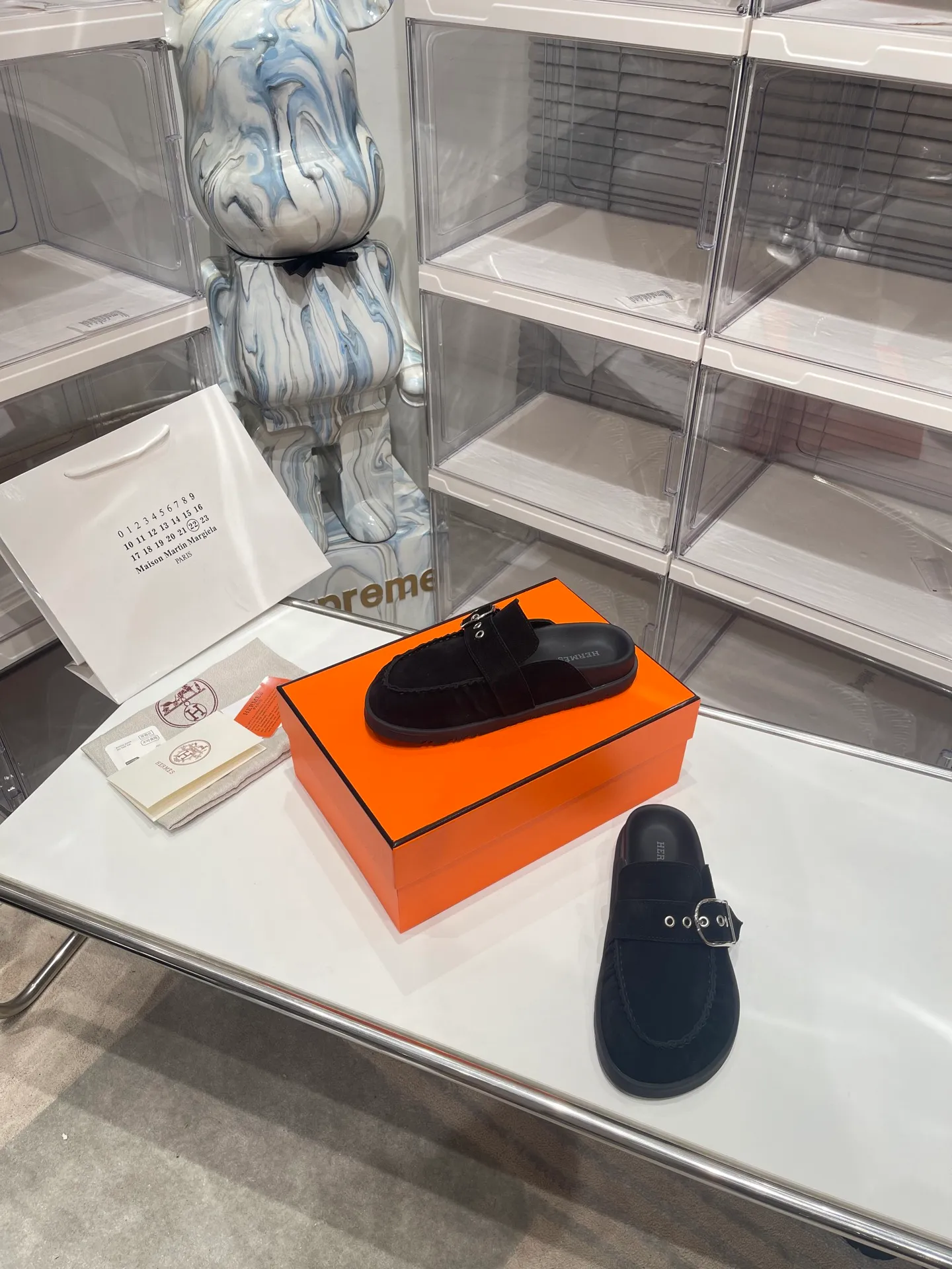 [H Family Hermès] P: 540💰 Size: Male 39-44 (45 46 customized) Female 35-40 (41 42 customized) HERMES Hermès latest kelly buckle couple style Birkenstock slippers, classic family language design! It looks good no matter how you match it! Casual and high-end feeling, the comfort is also great, paired with a variety of colorful socks, it gives a trendy and high-end feel ●Upper: imported cow suede ●Inner: imported sheepskin ●Foot pads: imported mixed sheepskin ●Outsole: Tpu non-slip and wear-resistant outsole